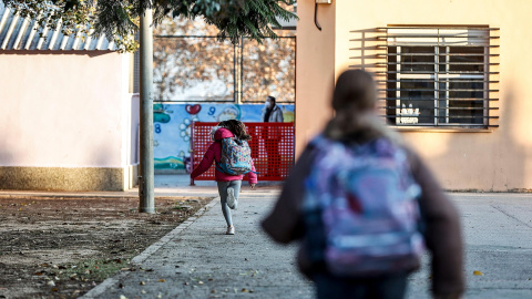 15/12/2021Dos niñas entran en un colegio 15/12/2021Dos niñas entran en un colegio