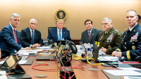 El presidente de los Estados Unidos, Donald Trump; el vicepresidente de los Estados Unidos, Mike Pence (2° izquierda); el secretario de Defensa de los Estados Unidos, Mark Esper (3° derecha), junto con los miembros del equipo de seguridad nacional, obse El presidente de los Estados Unidos, Donald Trump; el vicepresidente de los Estados Unidos, Mike Pence (2° izquierda); el secretario de Defensa de los Estados Unidos, Mark Esper (3° derecha), junto con los miembros del equipo de seguridad nacional, obse