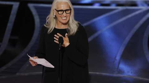 La directora neozelandesa Jane Campion lee los agradecimientos tras recibir el Oscar a la Mejor Dirección por 'El poder del perro'. EFE/EPA/ETIENNE LAURENT La directora neozelandesa Jane Campion lee los agradecimientos tras recibir el Oscar a la Mejor Dirección por 'El poder del perro'. EFE/EPA/ETIENNE LAURENT