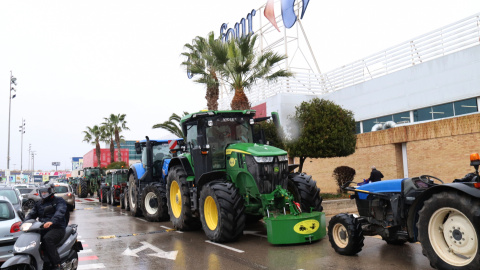 La cua de tractors entrant a l'aparcament d'un supermercat de Tarragona. La cua de tractors entrant a l'aparcament d'un supermercat de Tarragona.