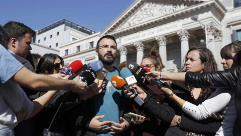 El miembro de la CUP, Albert Botran (c) atiende a los medios frente al Congreso de los Diputados durante la presentación del programa electoral de la formación catalana en Madrid. (JUAN CARLOS HIDALGO | EFE) El miembro de la CUP, Albert Botran (c) atiende a los medios frente al Congreso de los Diputados durante la presentación del programa electoral de la formación catalana en Madrid. (JUAN CARLOS HIDALGO | EFE)