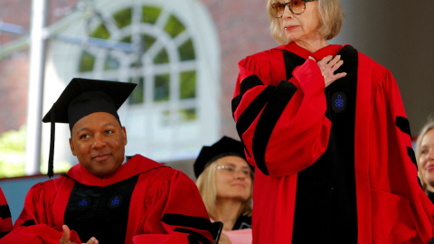 Ceremonia en la que la escritora Joan Didion recibe el título honorario de Doctora en Letras en la Universidad de Harvard en Cambridge, a 4 de junio de 2009. Ceremonia en la que la escritora Joan Didion recibe el título honorario de Doctora en Letras en la Universidad de Harvard en Cambridge, a 4 de junio de 2009.
