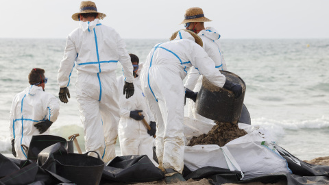 Varios operarios trabajan en la limpieza de la playa afectada por el vertido de hidrocarburos en València, a 17 de julio de 2024. Varios operarios trabajan en la limpieza de la playa afectada por el vertido de hidrocarburos en València, a 17 de julio de 2024.