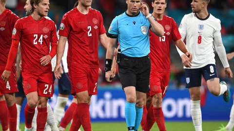 El colegiado alemán Danny Makkelie consulta con los asistentes del VAR el penalti a favor de la selección inglesa durante el encuentro correspondiente a la segunda semifinal de la Eurocopa de naciones que han disputado hoy miércoles Inglaterra y Dinama El colegiado alemán Danny Makkelie consulta con los asistentes del VAR el penalti a favor de la selección inglesa durante el encuentro correspondiente a la segunda semifinal de la Eurocopa de naciones que han disputado hoy miércoles Inglaterra y Dinama