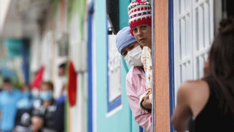 -FOTODELDÍA- AME5460. BOGOTÁ (COLOMBIA), 24/04/2020.- Familias esperan la entrega de mercados con trapos rojos en sus casas, a través de los cuales manifiestan la necesidad de alimentos, ayer jueves, en Ciudad Bolívar (Colombia). Saqueos y trapos rojo -FOTODELDÍA- AME5460. BOGOTÁ (COLOMBIA), 24/04/2020.- Familias esperan la entrega de mercados con trapos rojos en sus casas, a través de los cuales manifiestan la necesidad de alimentos, ayer jueves, en Ciudad Bolívar (Colombia). Saqueos y trapos rojo
