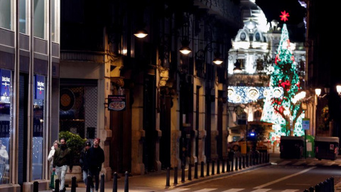 Un grupo de personas caminan por la céntrica calle Sangre de Valencia pocos minutos antes de la medianoche, momento en el que entra en vigor el toque de queda. Un grupo de personas caminan por la céntrica calle Sangre de Valencia pocos minutos antes de la medianoche, momento en el que entra en vigor el toque de queda.