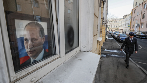 Un hombre pasa frente a una imagen de Vladímir Putin en Moscú, Rusia, este 21 de marzo de 2022. Un hombre pasa frente a una imagen de Vladímir Putin en Moscú, Rusia, este 21 de marzo de 2022.