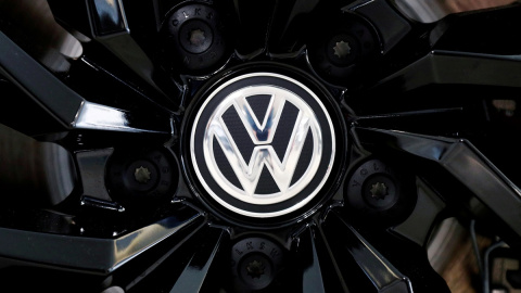 El logotipo de Volkswagen en la llanta de un coche. El logotipo de Volkswagen en la llanta de un coche.