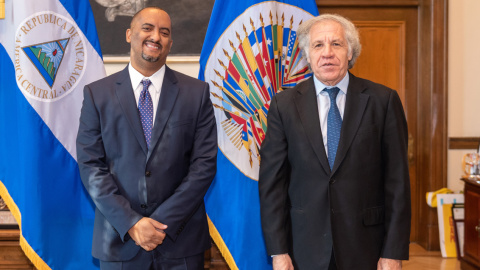 Fotografía del 5 de noviembre de 2021 cedida por la Organización de los Estados Americanos (OEA) donde aparece su secretario general, Luis Almagro (d), junto al representante permanente de Nicaragua, Arturo McFields Yescas (d), en la sede del organismo Fotografía del 5 de noviembre de 2021 cedida por la Organización de los Estados Americanos (OEA) donde aparece su secretario general, Luis Almagro (d), junto al representante permanente de Nicaragua, Arturo McFields Yescas (d), en la sede del organismo