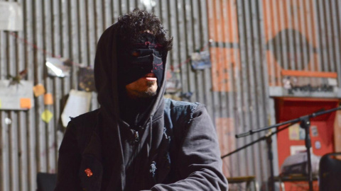 El profesor y actor de teatro chileno Diego León durante du actuación en 'Vuelvo' El profesor y actor de teatro chileno Diego León durante du actuación en 'Vuelvo'