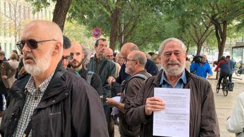 L'activista per la pau, Pepe Beunza, mostra el seu escrit d'autoinculpació davant la Ciutat de la Justícia. PÚBLIC L'activista per la pau, Pepe Beunza, mostra el seu escrit d'autoinculpació davant la Ciutat de la Justícia. PÚBLIC