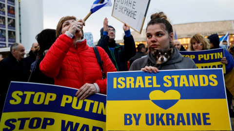 Manifestantes israelíes sostienen carteles en apoyo de Ucrania tras la invasión de Rusia, en Tel Aviv. REUTERS/Corinna Kern Manifestantes israelíes sostienen carteles en apoyo de Ucrania tras la invasión de Rusia, en Tel Aviv. REUTERS/Corinna Kern