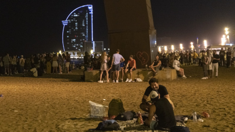 Varios grupos de jóvenes en la playa de la Barceloneta el 16 de julio de 2021.