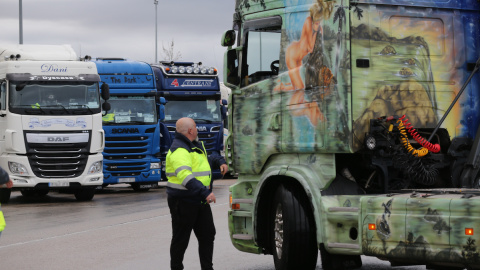 Transportistas a su llegada al Polígono Industrial Barral, en el noveno día de paro nacional de transportistas, a 22 de marzo de 2022, en San Fernando de Henares. Transportistas a su llegada al Polígono Industrial Barral, en el noveno día de paro nacional de transportistas, a 22 de marzo de 2022, en San Fernando de Henares.
