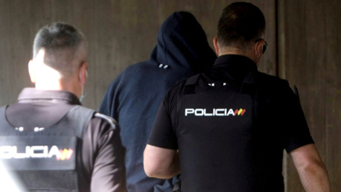 Agentes de la Policía Nacional conducen a uno de los cuatro detenidos por el homicidio de Samuel este viernes al interior de los juzgados de la Coruña. Agentes de la Policía Nacional conducen a uno de los cuatro detenidos por el homicidio de Samuel este viernes al interior de los juzgados de la Coruña.
