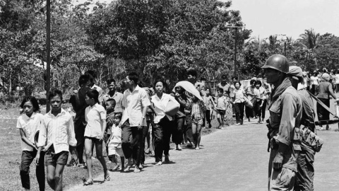 Civiles vietnamitas en custodia de milicianos del Khmer en Prasaut, el 7 de abril de 1970. Civiles vietnamitas en custodia de milicianos del Khmer en Prasaut, el 7 de abril de 1970.