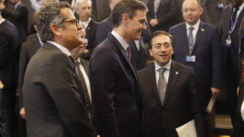 El presidente del Gobierno, Pedro Sánchez, junto al ministro de Exteriores, José Manuel Albares, este jueves en Bruselas con motivo de la cumbre de la OTAN. El presidente del Gobierno, Pedro Sánchez, junto al ministro de Exteriores, José Manuel Albares, este jueves en Bruselas con motivo de la cumbre de la OTAN.