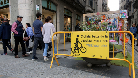 Un cartell al carrer Nou de Girona demanant als ciclistes que vagin a peu Un cartell al carrer Nou de Girona demanant als ciclistes que vagin a peu