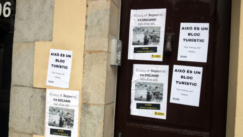 Cartells que els manifestants van enganxar per assenyalar un bloc de pisos turístics al carrer Santa Clara de Girona, en una manifestació a principis d'aquest mes de juliol Cartells que els manifestants van enganxar per assenyalar un bloc de pisos turístics al carrer Santa Clara de Girona, en una manifestació a principis d'aquest mes de juliol