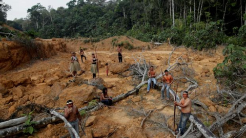 Indígenas en la selva del Amazonas. REUTERS Indígenas en la selva del Amazonas. REUTERS