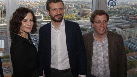 El presidente del PP, Pablo Casado (c), durante la clausura de un acto en Madrid, acompañado por la presidenta de la Comunidad de Madrid, Isabel Díaz Ayuso (i), y por el alcalde de Madrid, José Luis Martínez Almeida (d).- EFE/Paco Campos