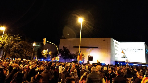 Persones concentrades al Palau de Congressos contra Felip VI. @CDR_SantAntoni Persones concentrades al Palau de Congressos contra Felip VI. @CDR_SantAntoni