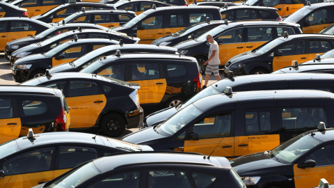 Cientos de taxis durante la lenta marcha por las calles de Barcelona durante su segunda jornada de huelga.- REUTERS/Albert Gea Cientos de taxis durante la lenta marcha por las calles de Barcelona durante su segunda jornada de huelga.- REUTERS/Albert Gea
