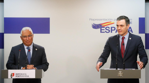 El presidente del Gobierno, Pedro Sánchez, junto al primer ministro de Portugal, Antonio Costa. El presidente del Gobierno, Pedro Sánchez, junto al primer ministro de Portugal, Antonio Costa.