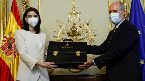 Pillar Llop y Juan Carlos Campo durante el traspaso de la cartera de Justicia. Pillar Llop y Juan Carlos Campo durante el traspaso de la cartera de Justicia.