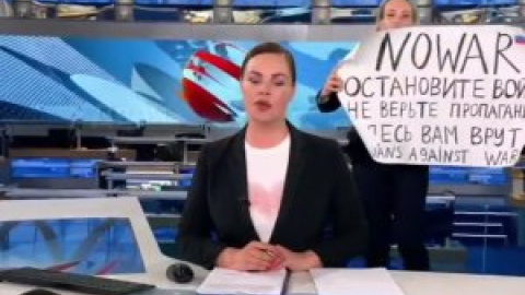 "¡No creáis en la propaganda!": una periodista interrumpe el directo de un informativo de la televisión rusa con un cartel contra la guerra