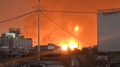 Una gran columna de fuego surge tras los ataques israelíes en la ciudad portuaria de Hodeida, controlada por los hutíes, el 20 de julio de 2024. Aviones de guerra israelíes atacaron el puerto yemení un día después de que un ataque con drones de los Una gran columna de fuego surge tras los ataques israelíes en la ciudad portuaria de Hodeida, controlada por los hutíes, el 20 de julio de 2024. Aviones de guerra israelíes atacaron el puerto yemení un día después de que un ataque con drones de los