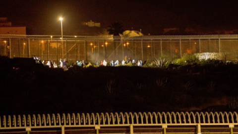 Varios marroquíes intentan llegar a suelo español desde la frontera que separa Melilla y Marruecos. Varios marroquíes intentan llegar a suelo español desde la frontera que separa Melilla y Marruecos.