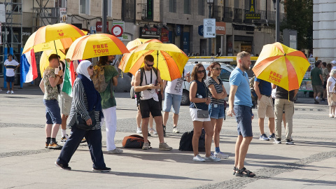 Foto de archivo de guías turísticos trabajando al sol, a 18 de julio de 2024, en Madrid (España). Foto de archivo de guías turísticos trabajando al sol, a 18 de julio de 2024, en Madrid (España).