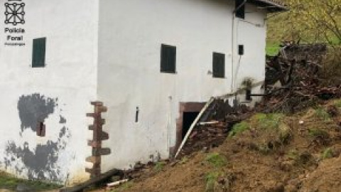 Primera víctima del temporal: una mujer fallece en Navarra al desprenderse el cobertizo de un caserío Primera víctima del temporal: una mujer fallece en Navarra al desprenderse el cobertizo de un caserío