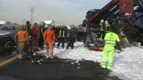 Vuelca un camión cisterna y derrama parte del gasóleo Vuelca un camión cisterna y derrama parte del gasóleo