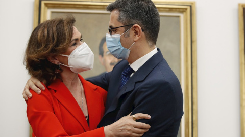 El nuevo ministro de la Presidencia, Relaciones con las Cortes y Memoria Democrática, Félix Bolaños, es felicitado por su antecesora en el cargo, Carmen Calvo. El nuevo ministro de la Presidencia, Relaciones con las Cortes y Memoria Democrática, Félix Bolaños, es felicitado por su antecesora en el cargo, Carmen Calvo.