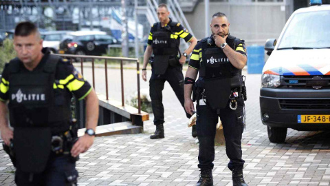 La policía evacúa el centro de conciertos Maassilo debido a una amenaza terrorista hoy, miércoles 23 de agosto de 2017, en Róterdam (Holanda). El concierto en Rotterdam de la banda estadounidense 'Allah-Las' ha sido cancelado. La policía evacúa el centro de conciertos Maassilo debido a una amenaza terrorista hoy, miércoles 23 de agosto de 2017, en Róterdam (Holanda). El concierto en Rotterdam de la banda estadounidense 'Allah-Las' ha sido cancelado.
