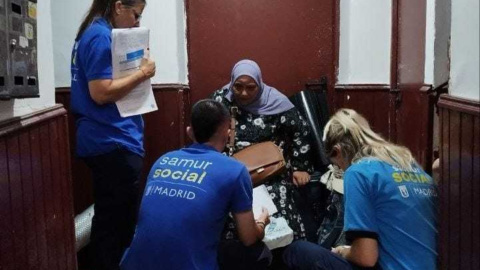 Zohra y miembros del samur social durante su deshaucio. Zohra y miembros del samur social durante su deshaucio.