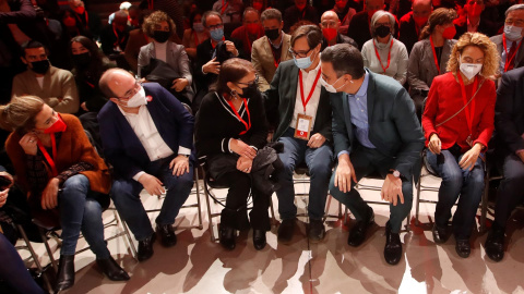 El presidente del Gobierno, Pedro Sánchez (3d), y el primer secretario del PSC, Salvador Illa (3i), acompañados por Miquel Iceta (i), la presidenta del Congreso, Meritxell Batet (2d) y José Montilla en la clausura del congreso del PSC el 19 de diciembr El presidente del Gobierno, Pedro Sánchez (3d), y el primer secretario del PSC, Salvador Illa (3i), acompañados por Miquel Iceta (i), la presidenta del Congreso, Meritxell Batet (2d) y José Montilla en la clausura del congreso del PSC el 19 de diciembr