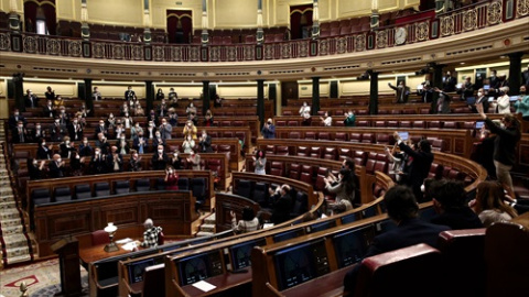 Miembros del hemiciclo aplauden durante una sesión plenaria en el Congreso de los Diputados, Madrid, (España), a 18 de marzo de 2021 Miembros del hemiciclo aplauden durante una sesión plenaria en el Congreso de los Diputados, Madrid, (España), a 18 de marzo de 2021