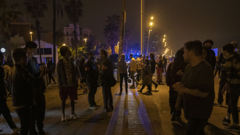 Varias personas en ambiente festivo. Varias personas en ambiente festivo.