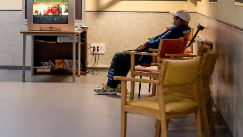 Un hombre ve la de televisión en una sala de un albergue para personas sin hogar, en Madrid. E.P./Ricardo Rubio Un hombre ve la de televisión en una sala de un albergue para personas sin hogar, en Madrid. E.P./Ricardo Rubio