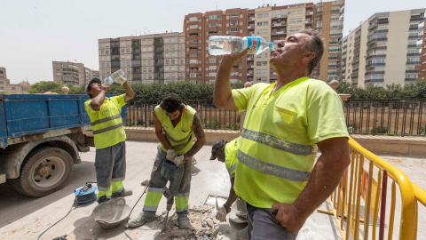 Trabajadores de la construcción beben agua en Murcia. Trabajadores de la construcción beben agua en Murcia.