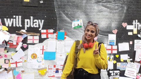 Radhia frente al mural.