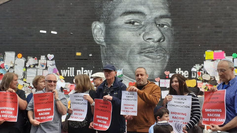 Miembros de la sinagoga delante del mural.