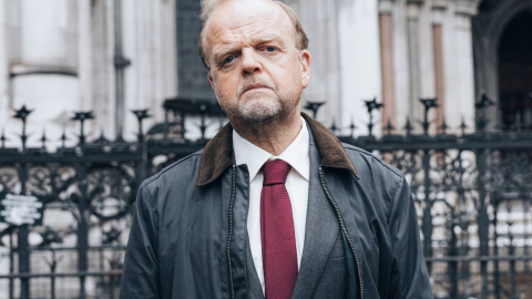 El actor Toby Jones encarna a Alan Bates en la serie 'Mr. Bates contra Correos'. El actor Toby Jones encarna a Alan Bates en la serie 'Mr. Bates contra Correos'.