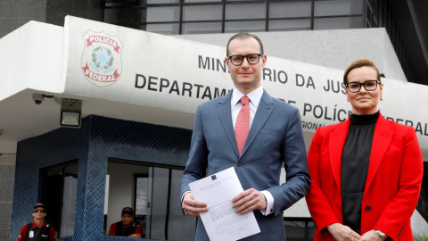Los abogados del expresidente brasileño, Cristiano Zanin y Valeska T. Martins, en la sede de la Policía Federal. / EFE Los abogados del expresidente brasileño, Cristiano Zanin y Valeska T. Martins, en la sede de la Policía Federal. / EFE