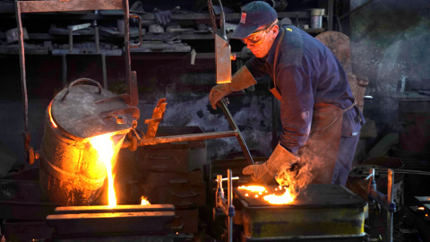 Un trabajador de la planta siderúrgica de Mugarri Fundiciones, en Manaria, cerca de Bilbao. REUTERS/Vincent West Un trabajador de la planta siderúrgica de Mugarri Fundiciones, en Manaria, cerca de Bilbao. REUTERS/Vincent West