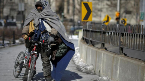 Un ciudadano de Nueva York sin hogar caminando por el puente de Brooklyn. / Reuters Un ciudadano de Nueva York sin hogar caminando por el puente de Brooklyn. / Reuters