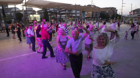 Baile para personas mayores en la plaza del Ayuntamiento de Armilla (Granada) Baile para personas mayores en la plaza del Ayuntamiento de Armilla (Granada)